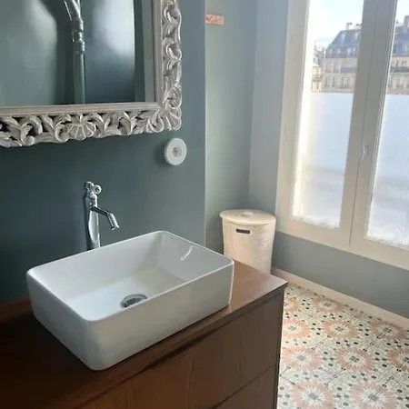 Sunny 2 Bedroom In Batignolles Appartamento